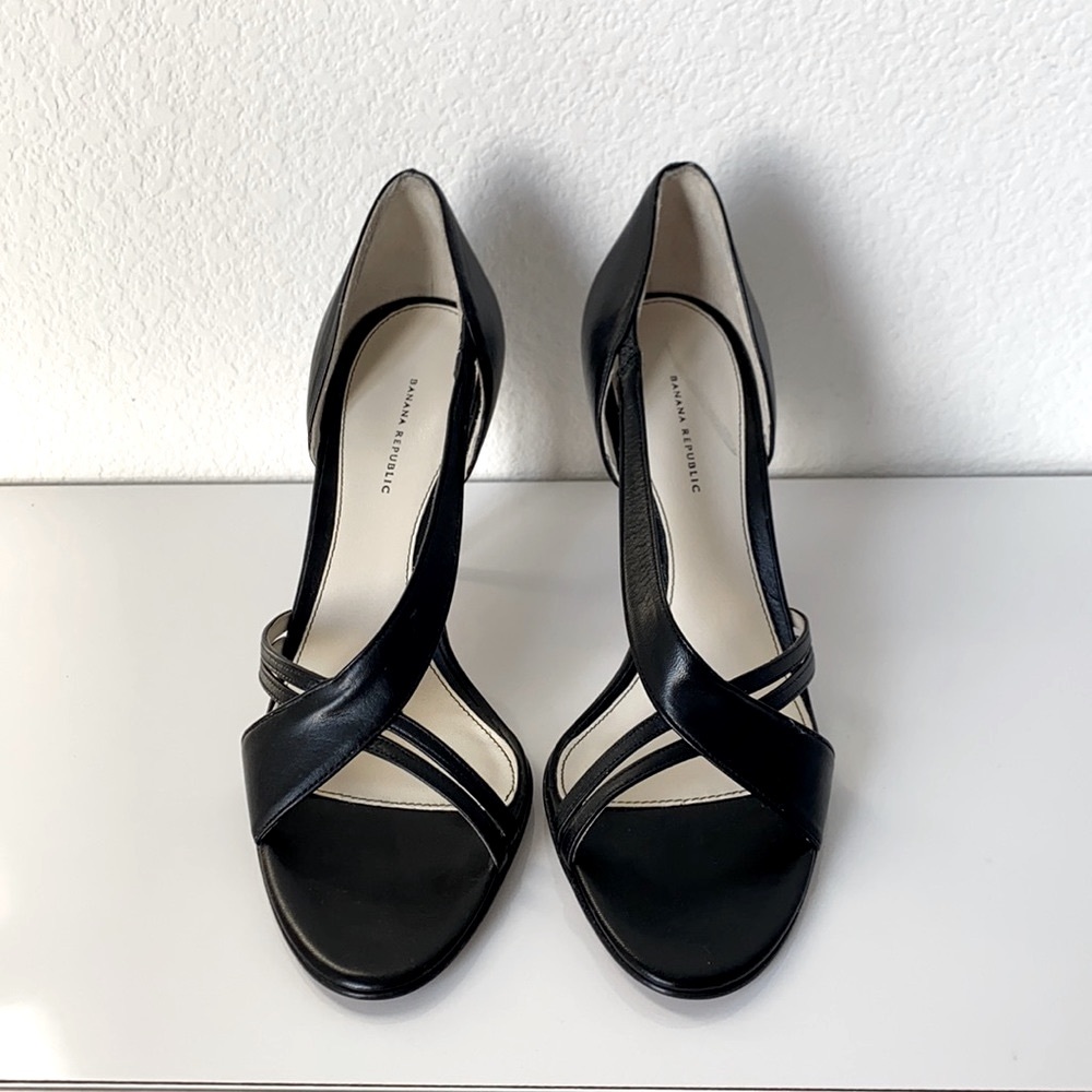 Banana Republic black leather pumps